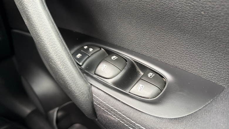 Nissan Qashqai 1.3 DiG-T N-Connecta 5dr [Glass Roof Pack] Petrol Hatchback